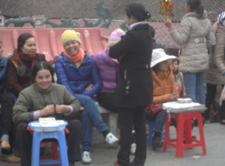 Nhiều dịch vụ ăn tiền lộng hành trong Đền Bà Chúa Kho